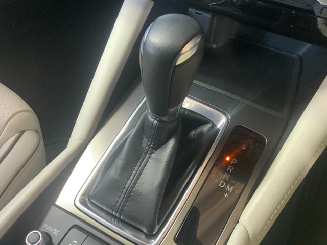 シフトレバー。ぜひ一度お客様の目で確認してください。