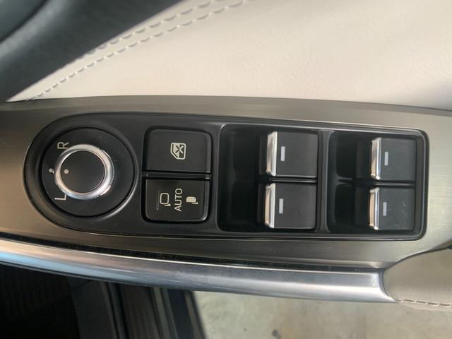 パワーウィンドウのスイッチですよ。運転席に居ながら窓を開け閉めのコントロールできますよ。