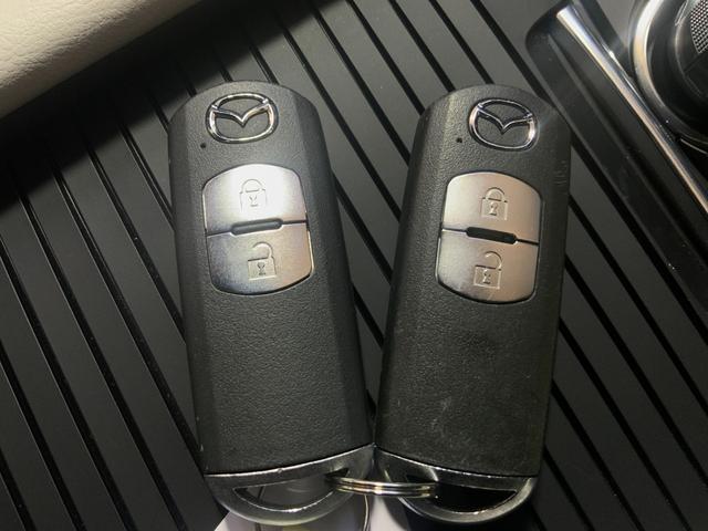 付いてて便利！とても人気の高い装備のスマートキーシステム。キーを携帯しているだけで、ドアロックの開閉並びにエンジンの始動が可能な装備です。プッシュスタートですのでエンジンの始動もボタンを押すだけです