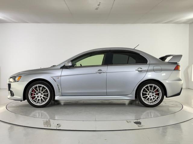 当店では仕入れた車両を撮影スタジオ完備の商品管理センターにて室内クリーニングや外装の磨き施工等、徹底した商品車仕上げを行っております。