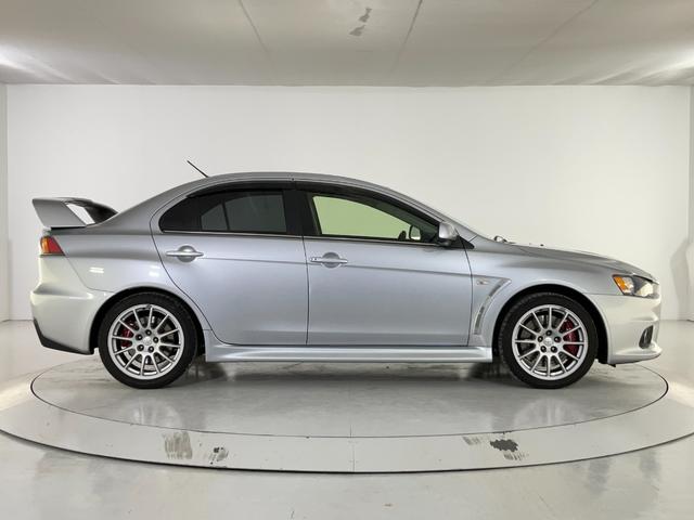 中古車でもスタンダードになりつつある【ボディーコーティング】当店自慢の専門スタッフによる異物除去・磨きと下地作りから施工する親水ガラスコーティングプランもご用意してます◎