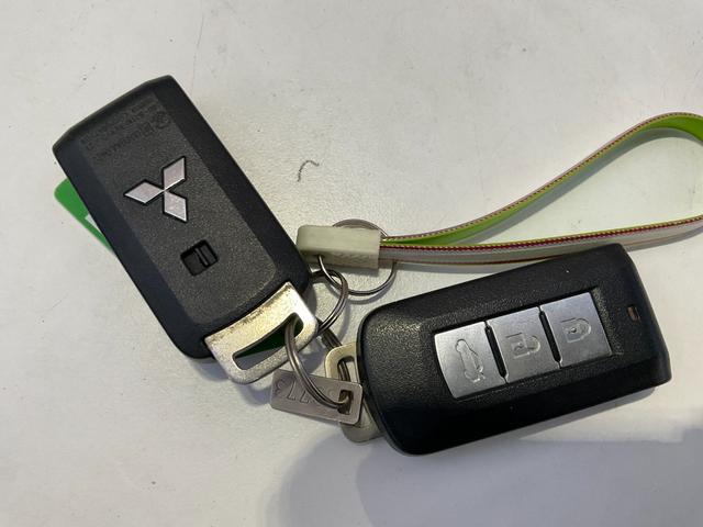 スマートエントリーキーシステムです。鍵を持っていればドアロック、解除、エンジン始動も楽チンです。イチイチ鍵を出す手間も無くなりますよ。悪天候時にも重宝しますね。