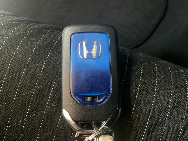 フィットハイブリッド Ｓ　ホンダセンシング　インターナビ（ＣＤ・ＤＶＤ・地デジ・ＢＴ）／バックカメラ／ドラレコ／ＥＴＣ／衝突軽減／追従クルコン／誤発進抑制／ＬＫＡＳ／ＬＥＤヘッド・フォグランプ／純正１６インチＡＷ／オートエアコン／キーレス（25枚目）