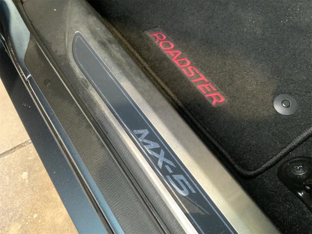 ロードスター Sスペシャルパッケージ 6MT マツコネ LEDヘッド スマートキー レインセンサーワイパー i-ELOOP 革巻きステアリング ステアリングスイッチ トルセンLSD Bluetooth ETC 16インチガンメタAW(48枚目)