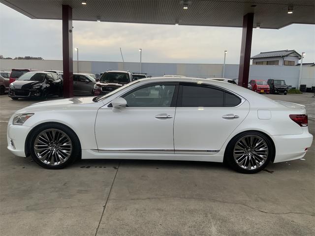 ＬＳ ＬＳ６００ｈ　バージョンＬ　サンルーフ　エアサスコントローラー　ナイトビュー付プリクラッシュセーフティ　ＬＫＡ　ＢＳＭ　ステアリングヒーター　後期　２０インチＡＷ　セミアニリン革シート　Ｂｌｕｅｔｏｏｔｈ　後席マッサージ　ＥＴＣ（5枚目）