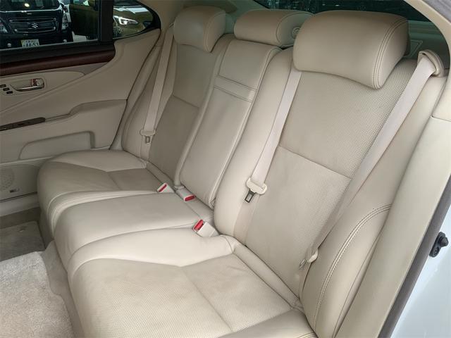 ＬＳ ＬＳ６００ｈ　バージョンＬ　サンルーフ　エアサスコントローラー　ナイトビュー付プリクラッシュセーフティ　ＬＫＡ　ＢＳＭ　ステアリングヒーター　後期　２０インチＡＷ　セミアニリン革シート　Ｂｌｕｅｔｏｏｔｈ　後席マッサージ　ＥＴＣ（14枚目）