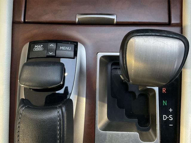 ＬＳ ＬＳ６００ｈ　バージョンＬ　サンルーフ　エアサスコントローラー　ナイトビュー付プリクラッシュセーフティ　ＬＫＡ　ＢＳＭ　ステアリングヒーター　後期　２０インチＡＷ　セミアニリン革シート　Ｂｌｕｅｔｏｏｔｈ　後席マッサージ　ＥＴＣ（30枚目）