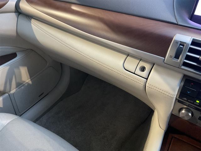 ＬＳ ＬＳ６００ｈ　バージョンＬ　サンルーフ　エアサスコントローラー　ナイトビュー付プリクラッシュセーフティ　ＬＫＡ　ＢＳＭ　ステアリングヒーター　後期　２０インチＡＷ　セミアニリン革シート　Ｂｌｕｅｔｏｏｔｈ　後席マッサージ　ＥＴＣ（53枚目）