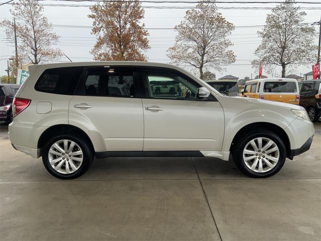 フォレスター ２．０ＸＳ　前後ドラレコ　ナビ　Ｂｌｕｅｔｏｏｔｈ　バックカメラ　ＥＴＣ　シートヒーター　パワーシート　コーナーセンサー　クルーズコントロール　１７インチＡＷ　ステアリングスイッチ　ＨＩＤヘッド　ＳＤ（4枚目）