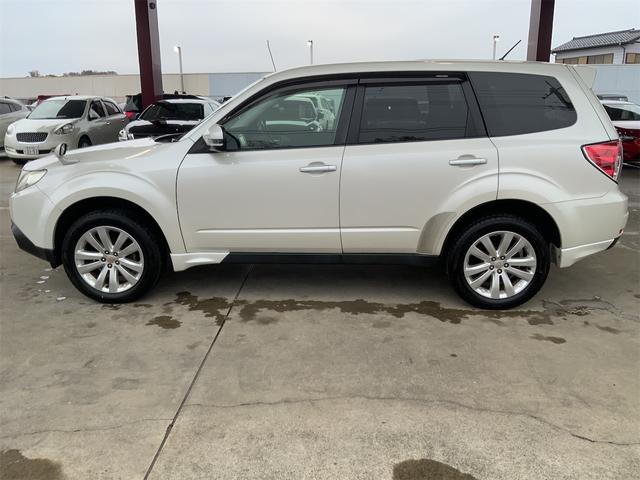 フォレスター ２．０ＸＳ　前後ドラレコ　ナビ　Ｂｌｕｅｔｏｏｔｈ　バックカメラ　ＥＴＣ　シートヒーター　パワーシート　コーナーセンサー　クルーズコントロール　１７インチＡＷ　ステアリングスイッチ　ＨＩＤヘッド　ＳＤ（5枚目）