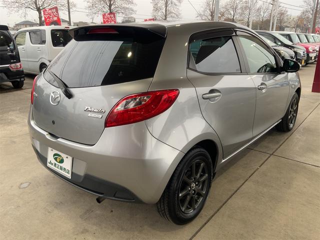 デミオ 13-スカイアクティブ シューティングスタースポルト コンフォートPKG LEDヘッド ETC ナビ フルセグ地デジTV スマートキー ガンメタ14インチAW フォグライト アイドリングストップ 革巻きステアリング レインセンサーワイパー オートライト(8枚目)