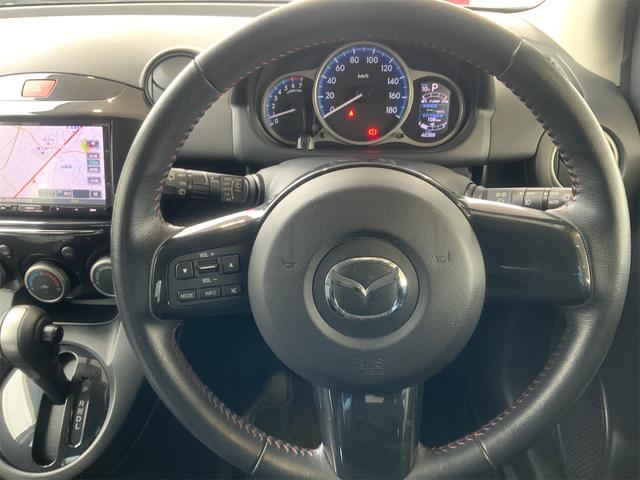 デミオ 13-スカイアクティブ シューティングスタースポルト コンフォートPKG LEDヘッド ETC ナビ フルセグ地デジTV スマートキー ガンメタ14インチAW フォグライト アイドリングストップ 革巻きステアリング レインセンサーワイパー オートライト(16枚目)