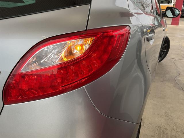 デミオ 13-スカイアクティブ シューティングスタースポルト コンフォートPKG LEDヘッド ETC ナビ フルセグ地デジTV スマートキー ガンメタ14インチAW フォグライト アイドリングストップ 革巻きステアリング レインセンサーワイパー オートライト(67枚目)