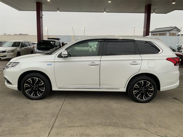 アウトランダーPHEV Gプレミアムパッケージ 前後ドラレコ 後席フリップダウンモニター ロックフォード 黒革シート eアシスト 全方位カメラ Bluetooth フルセグジTV LEDヘッド レーダークルーズ 誤発進抑制 LKA シートヒーター(5枚目)