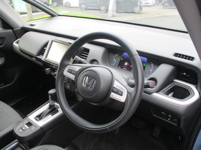 フィット ｅ：ＨＥＶホーム　バックカメラ　ＥＴＣ　純正ナビ　衝突被害軽減ブレーキ　ドライブレコーダー　盗難防止装置（3枚目）