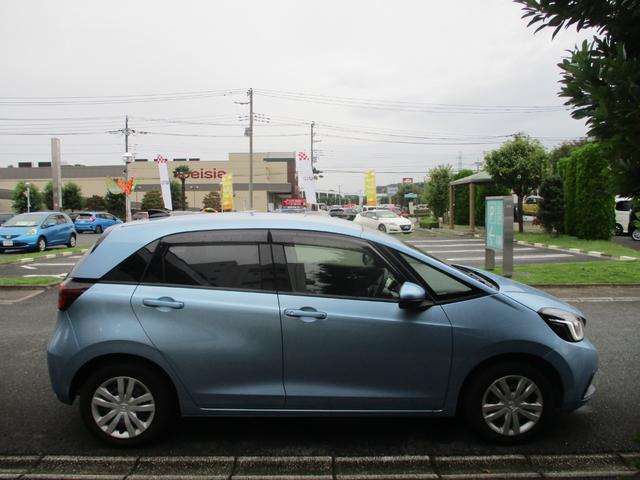 フィット ｅ：ＨＥＶホーム　バックカメラ　ＥＴＣ　純正ナビ　衝突被害軽減ブレーキ　ドライブレコーダー　盗難防止装置（13枚目）