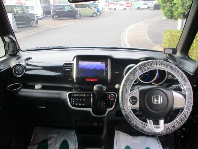 Ｎ－ＢＯＸカスタム ＧＳＳブラックスタイルパッケージ　フルセグＴＶ　ＣＤ／ＤＶＤ　純正ナビ　Ｂｌｕｅｔｏｏｔｈオーディオ　シートヒーター　両側電動スライドドア　オートリトラミラー　ＥＴＣ　バックカメラ　ステアリングリモコン　ハーフレザーシート（5枚目）