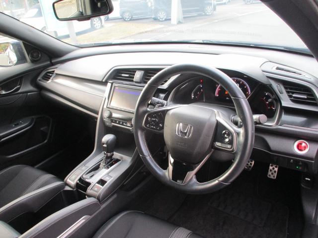 シビック ハッチバック　バックカメラ　ＥＴＣ　衝突被害軽減ブレーキ　シートヒーター　ハーフレザー　純正ナビ　盗難防止装置（3枚目）