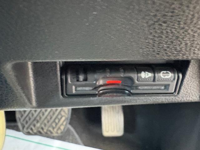 リーフ Ｓ（３０ｋｗｈ）　ナビ　バックカメラ　ＴＶ　ＥＴＣ　スマートキー　取扱説明書　メンテナンスノート　フォグライト　純正ホイールキャップ　プライバシーガラス（19枚目）