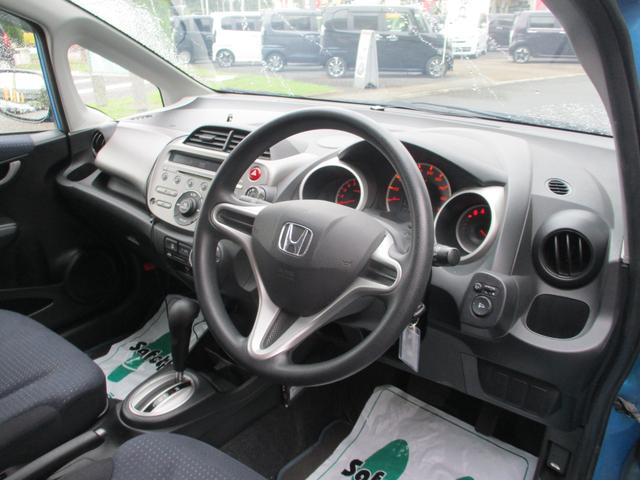 フィット Ｇ　オートライト　キーレスエントリー　ＥＴＣ　ＣＤチューナー　電動格納式ドアミラー　プライバシーガラス（3枚目）