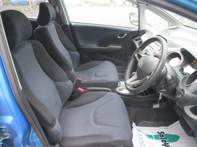 フィット Ｇ　オートライト　キーレスエントリー　ＥＴＣ　ＣＤチューナー　電動格納式ドアミラー　プライバシーガラス（4枚目）