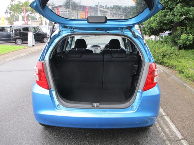 フィット Ｇ　オートライト　キーレスエントリー　ＥＴＣ　ＣＤチューナー　電動格納式ドアミラー　プライバシーガラス（9枚目）