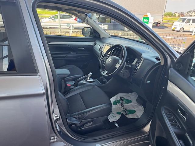 アウトランダーＰＨＥＶ Ｇ　４ＷＤ　社外ナビ　ＴＶ　バックカメラ　１５００Ｗ電源供給装置　純正アルミ　フォグライト（3枚目）