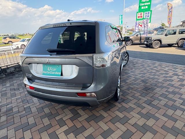 アウトランダーＰＨＥＶ Ｇ　４ＷＤ　社外ナビ　ＴＶ　バックカメラ　１５００Ｗ電源供給装置　純正アルミ　フォグライト（6枚目）