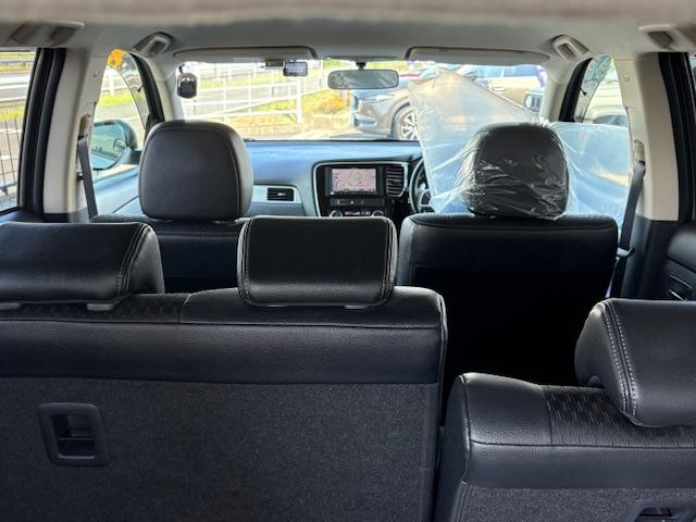 アウトランダーＰＨＥＶ Ｇ　４ＷＤ　社外ナビ　ＴＶ　バックカメラ　１５００Ｗ電源供給装置　純正アルミ　フォグライト（12枚目）