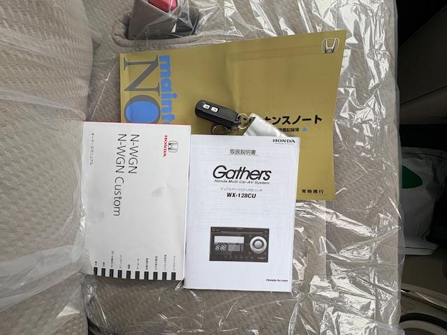 N-WGN G スマートキー 取扱説明書 メンテナンスノート プライバシーガラス 純正ホイールキャップ VSA バニティミラー CDチューナー(22枚目)