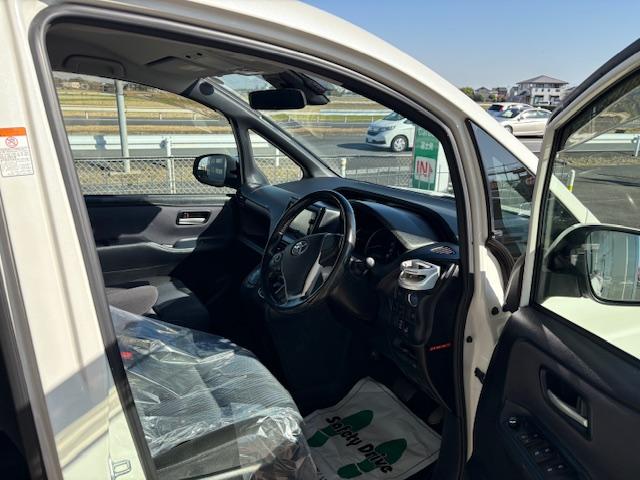 ヴォクシー ハイブリッドＺＳ　ナビ　バックカメラ　フォグライト　純正アルミ　左側電動スライドドア　オートライト　プッシュスタート（2枚目）