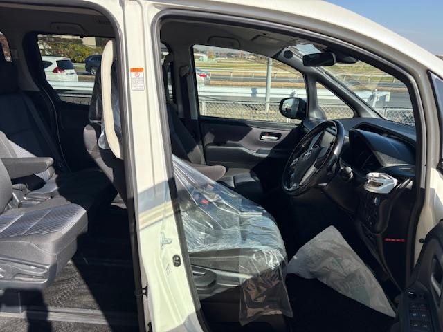 ヴォクシー ハイブリッドＺＳ　ナビ　バックカメラ　フォグライト　純正アルミ　左側電動スライドドア　オートライト　プッシュスタート（3枚目）