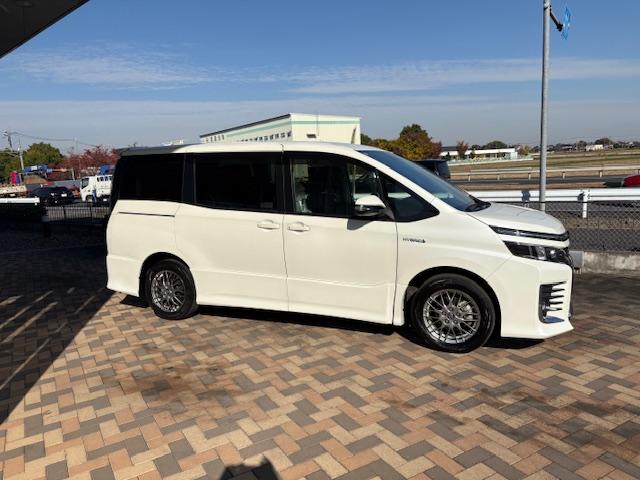 ヴォクシー ハイブリッドＺＳ　ナビ　バックカメラ　フォグライト　純正アルミ　左側電動スライドドア　オートライト　プッシュスタート（7枚目）