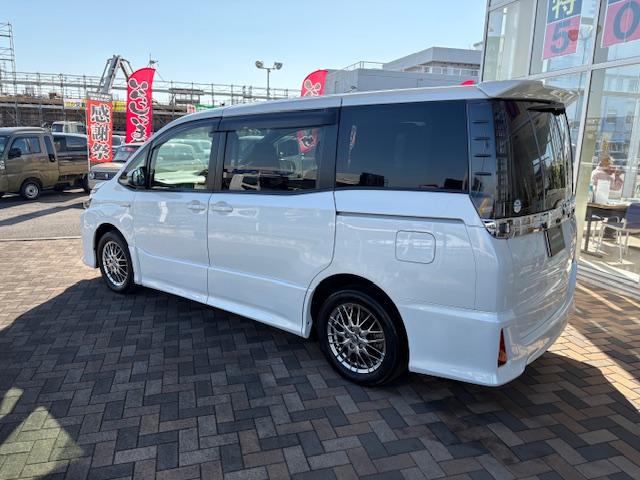 ヴォクシー ハイブリッドＺＳ　ナビ　バックカメラ　フォグライト　純正アルミ　左側電動スライドドア　オートライト　プッシュスタート（11枚目）