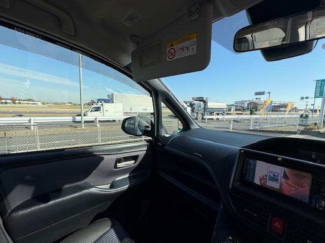 ヴォクシー ハイブリッドＺＳ　ナビ　バックカメラ　フォグライト　純正アルミ　左側電動スライドドア　オートライト　プッシュスタート（19枚目）