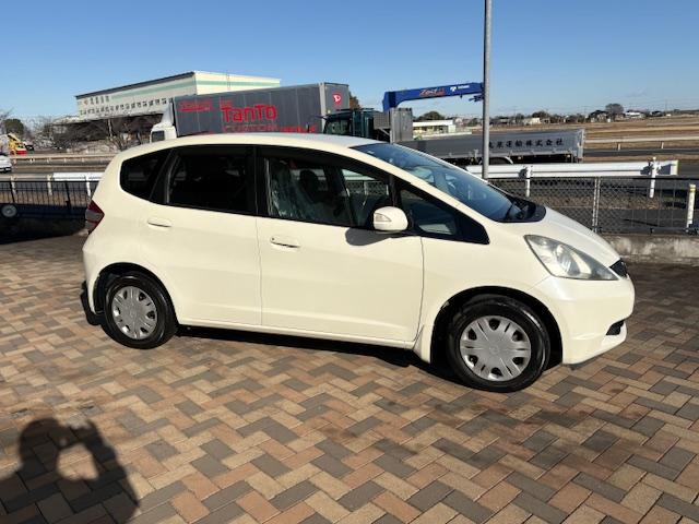 フィット G 純正ナビ バックカメラ オートライト 電動格納式ドアミラー キーレスエントリー 取扱説明書 メンテナンスノート ステアリングオーディオコントロールスイッチ(8枚目)