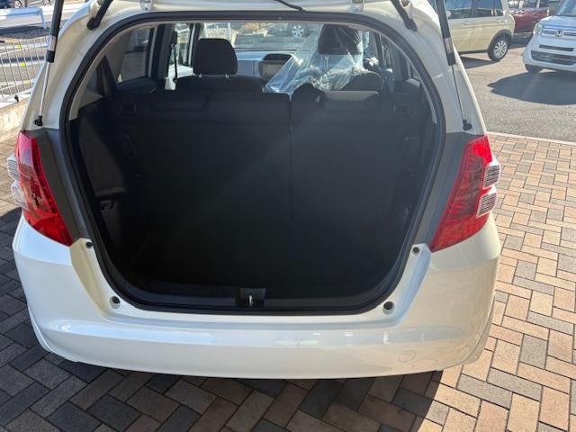 フィット G 純正ナビ バックカメラ オートライト 電動格納式ドアミラー キーレスエントリー 取扱説明書 メンテナンスノート ステアリングオーディオコントロールスイッチ(10枚目)