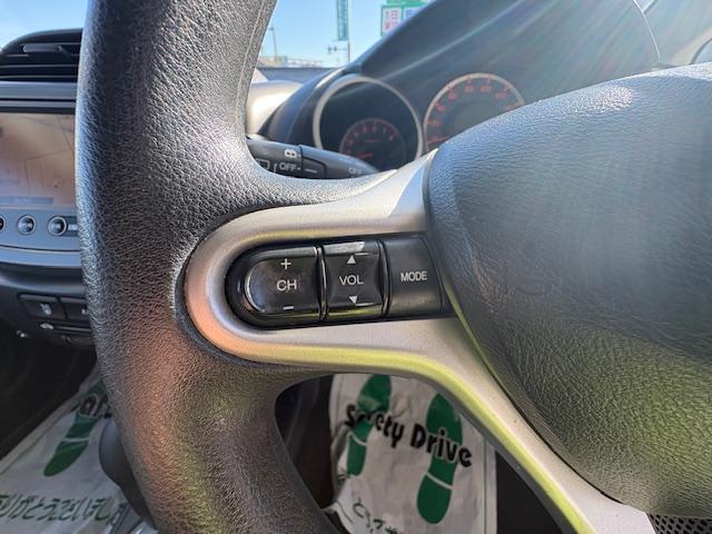 フィット G 純正ナビ バックカメラ オートライト 電動格納式ドアミラー キーレスエントリー 取扱説明書 メンテナンスノート ステアリングオーディオコントロールスイッチ(18枚目)