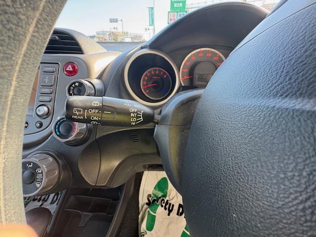 フィット G 純正ナビ バックカメラ オートライト 電動格納式ドアミラー キーレスエントリー 取扱説明書 メンテナンスノート ステアリングオーディオコントロールスイッチ(19枚目)