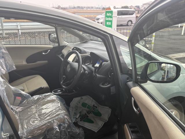 フィットシャトルハイブリッド ハイブリッド・スマートセレクション　純正ナビ　バックカメラ　ワンセグＴＶ　社外アルミ　フォグライト　クルーズコントロール　スペアキー　プライバシーガラス（3枚目）