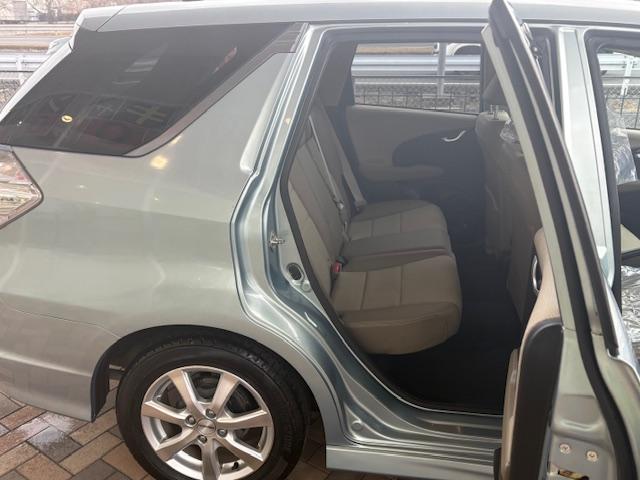 フィットシャトルハイブリッド ハイブリッド・スマートセレクション　純正ナビ　バックカメラ　ワンセグＴＶ　社外アルミ　フォグライト　クルーズコントロール　スペアキー　プライバシーガラス（4枚目）