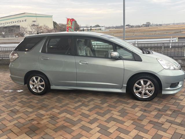 フィットシャトルハイブリッド ハイブリッド・スマートセレクション　純正ナビ　バックカメラ　ワンセグＴＶ　社外アルミ　フォグライト　クルーズコントロール　スペアキー　プライバシーガラス（7枚目）