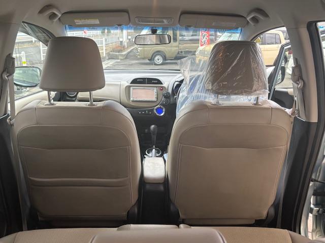 フィットシャトルハイブリッド ハイブリッド・スマートセレクション　純正ナビ　バックカメラ　ワンセグＴＶ　社外アルミ　フォグライト　クルーズコントロール　スペアキー　プライバシーガラス（20枚目）