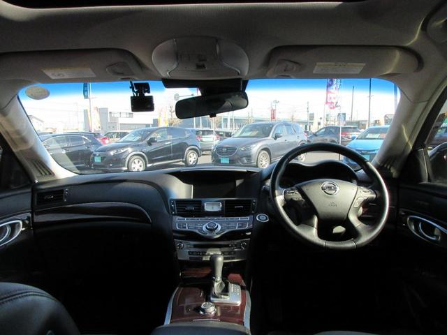 シーマ ハイブリッド　【修復歴無し】サンルーフ　クルーズコントロール　Ｂｌｕｅｔｏｏｔｈオーディオ付きナビ　運転席・助手席パワーシート　シートメモリー　ハーフレザーシート　電動リアサンシェード　走行モード切替　ＥＴＣ（10枚目）