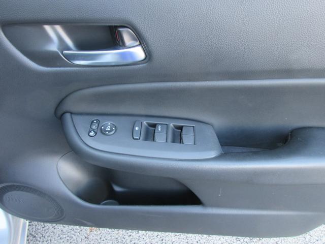 フィット ｅ：ＨＥＶホーム　【修復歴無し】純正９インチＳＤナビ・フルセグＴＶ　バックカメラ　ＥＴＣ　純正前後ドライブレコーダー　ホンダセンシング　ＡＡＣ　レーダークルーズコントロール　ＬＥＤヘッドライト　前後クリアランスソナー（14枚目）