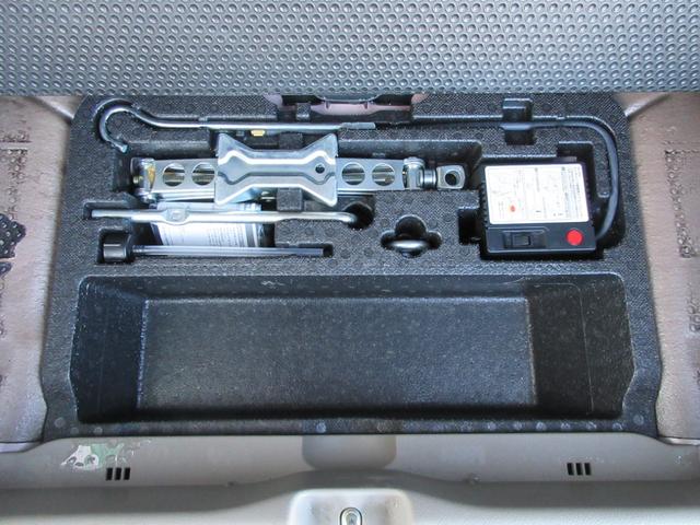 トランク下にはタイヤパンク修理剤とタイヤ交換用に工具が装備されてます！！