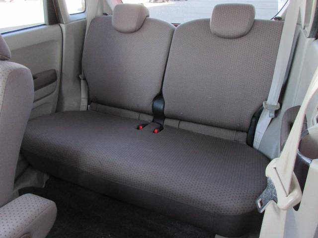 後部座席は足元広々！！ゆったりとくつろげます！！