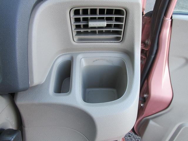 いくつあっても邪魔にならない運転席用ドリンクホルダー付いてます！！