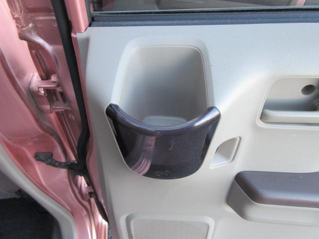 後席用のドリンクホルダーも左右のドア部に付いてます！！