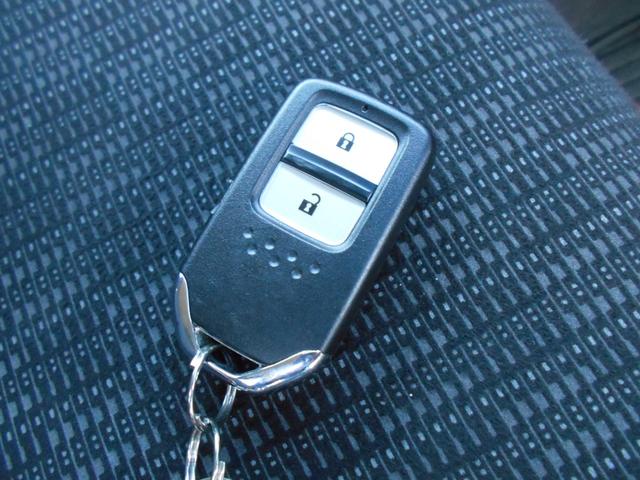 フィット １３Ｇ・Ｌパッケージ　アイドリングストップ　ギャザズインターナビ　Ｂｌｕｅｔｏｏｔｈ　バックカメラ　ＥＴＣ　スマートキー＆プッシュスタート　ステアリングリモコン　ＬＥＤヘッドライト　ＬＥＤフォグライト（5枚目）